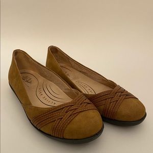 Life Stride Nova Tan Suede Flats